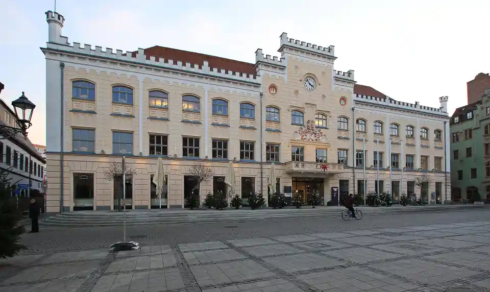 Polizeipräsenz bei Nacht in Zwickau – Symbolbild
